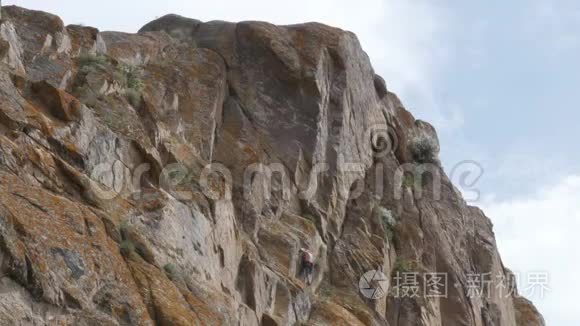 登山者徒步旅行和攀岩视频