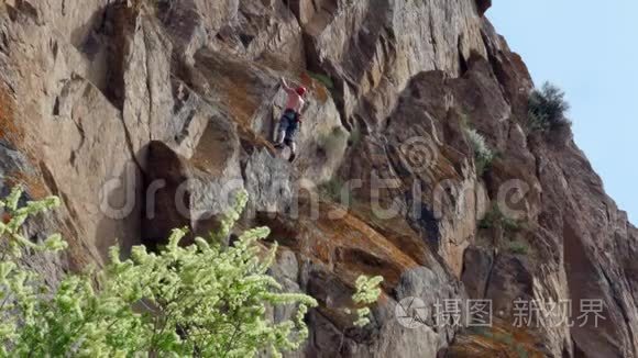 登山者徒步旅行和攀岩视频