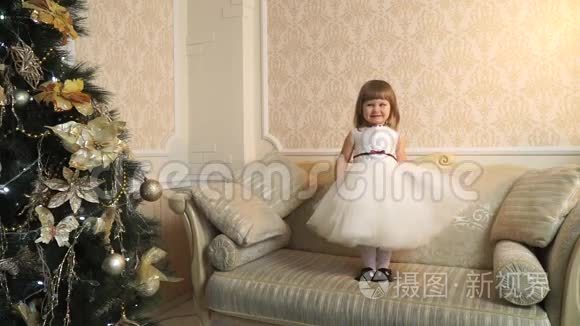 小女孩尴尬地站在沙发上，玩着裙子