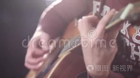 声吉他演奏者表演歌曲视频