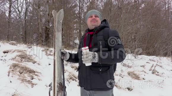 室外有一对滑雪和热水瓶的男人视频