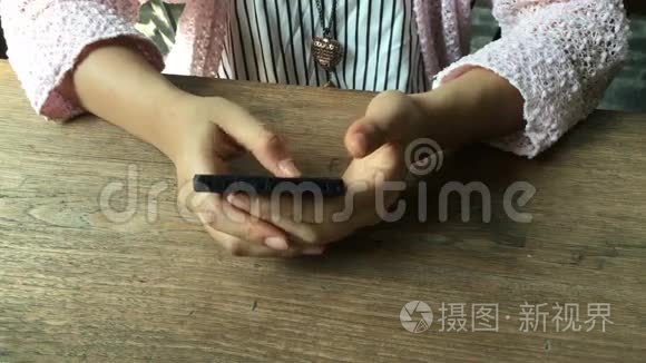 在智能手机上打字的近距离手女人连接wifi