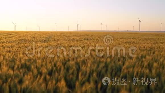 风力涡轮机的空中视图能源生产。 风车在日出时拍摄。 风能农场。 在一个美丽的环境中的欧洲发电机