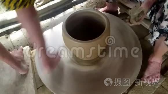 特写女旋转挎包按腿制作陶器视频