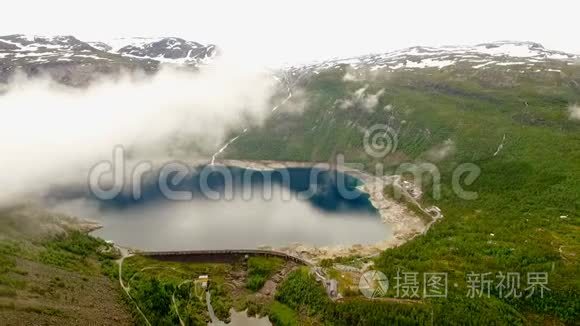 挪威。 挪威美丽的风景。 云和雾在湖泊的背景下，山脉和森林。