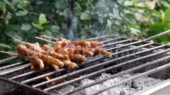 用木炭烤鸡脚视频