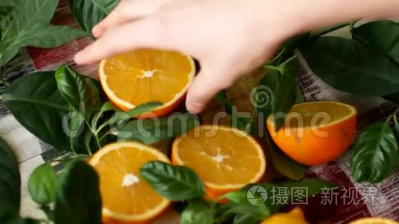 女孩选择橘子做新鲜果汁视频
