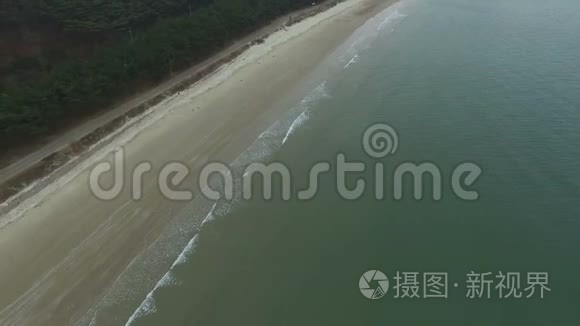 从蓝绿色海洋拍的海滩空中镜头视频