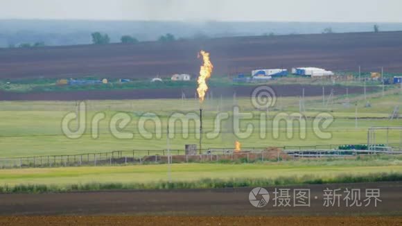 在工厂烧火炬处理油田和天然气视频