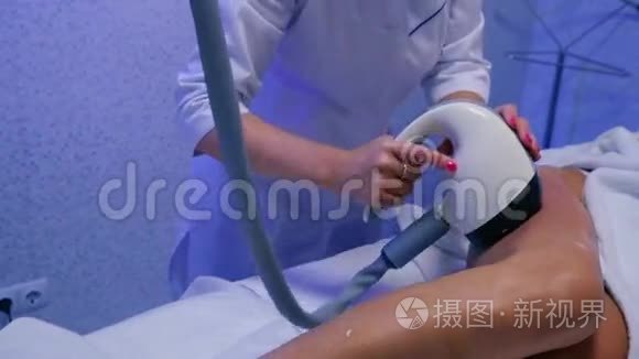 美容诊所妇女身高的触诊术视频