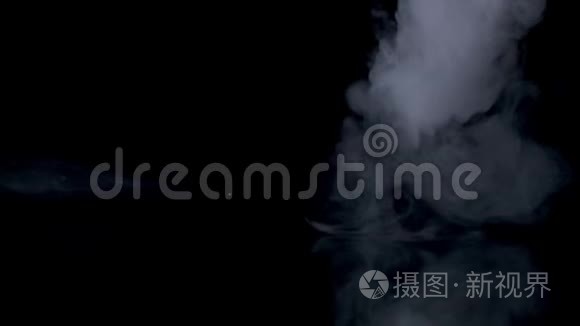 雾效应。 大气烟雾。 雾霾背景。 抽象烟雾云。 白烟慢慢地漂浮在太空中