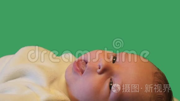 可爱的新生儿显示舌色关键视频