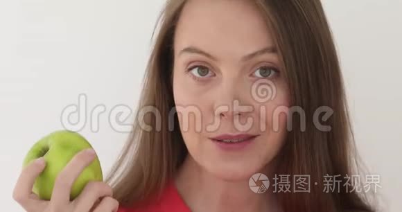 年轻女子吃苹果健康营养视频