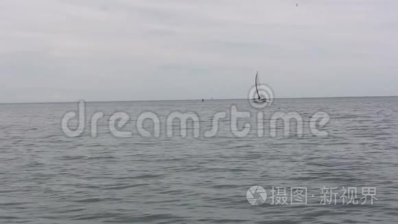 帆船在根湖帆下航行视频