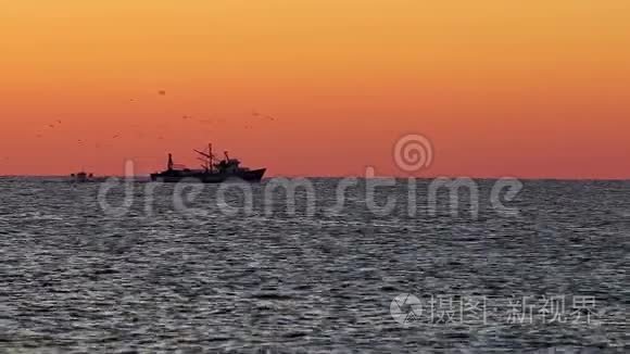 西班牙海上日出与渔船视频