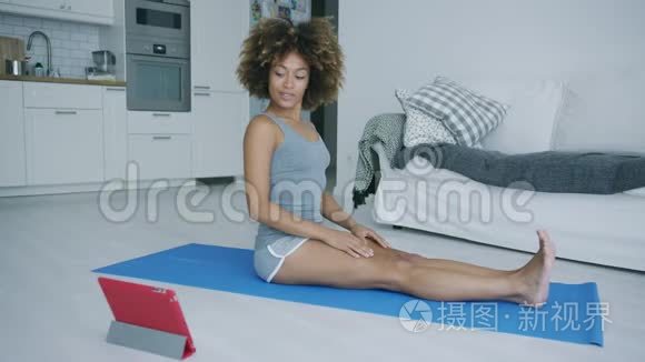 用器械满足女性训练瑜伽视频