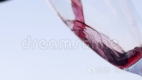 红酒在缓慢运动中涌入玻璃低角度视野。 易碎品