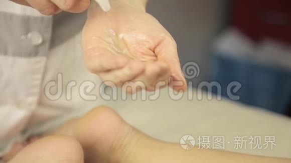 女性腿部按摩用补水乳液视频