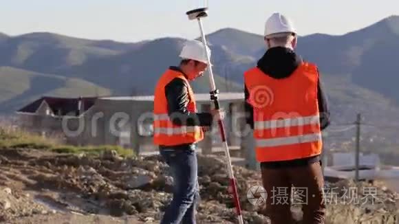 两名测量员在山顶进行测地测量视频