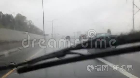 下雨天开车视频