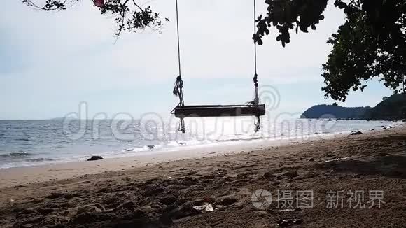 沙滩上的黄色凉鞋和白色海星视频