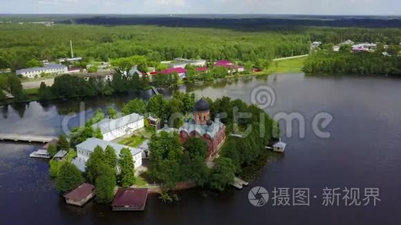 在俄罗斯波克洛夫附近的湖中，岛上有修道院的鸟瞰图
