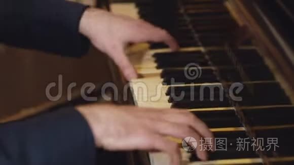 专业音乐家钢琴家手中的钢琴钥匙。 手