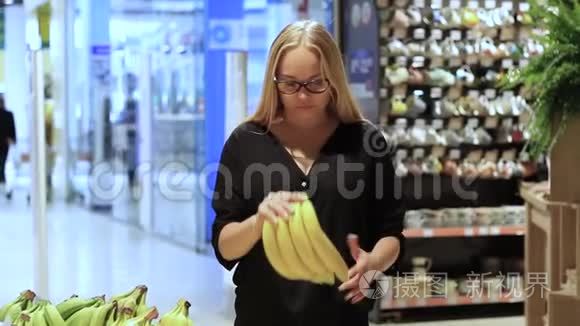 女孩在超市里选择蔬菜和水果视频