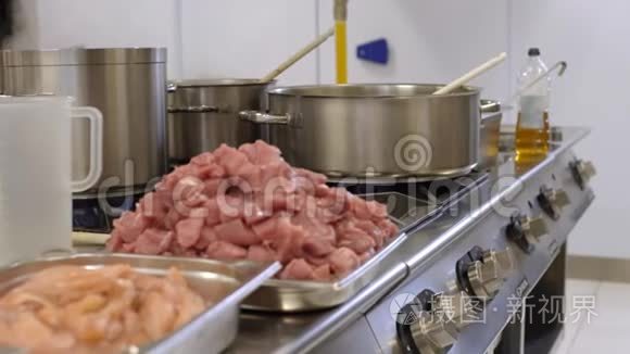 厨房专业菜肴中的肉堆视频