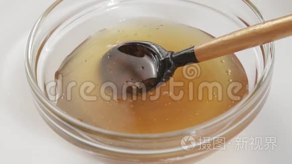 天然蜂蜜与木勺混合视频