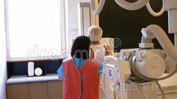 女医生为病人安装了脊柱X光机