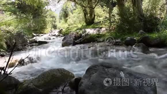 阿拉木图市山区的河流