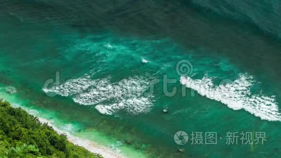 在印度尼西亚巴厘岛乌卢瓦图附近的Ngugalan海滩上，海浪一个接一个地起伏着。