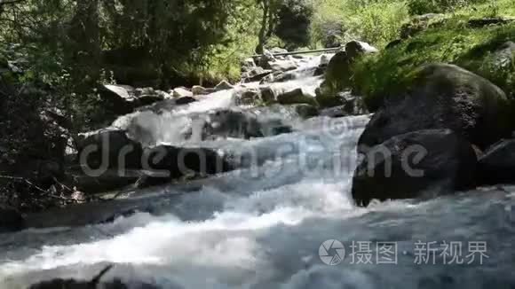 阿拉木图市山区的河流