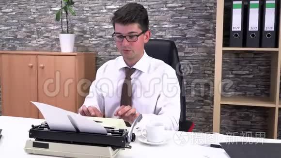 办公室职员在打字机上写字视频