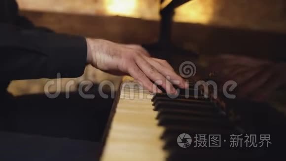 弹古典钢琴。 专业音乐家钢琴家手中的钢琴钥匙。 手