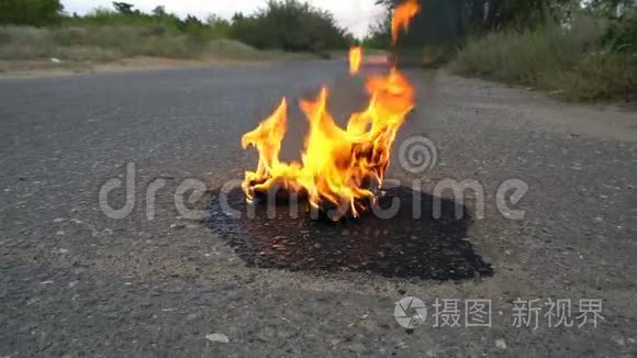 一对女鞋在路上着火视频