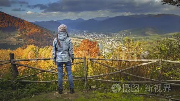 年轻女子在山景点举手视频