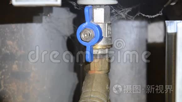 水管工师傅打开水龙头视频