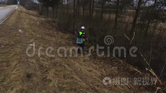 女林业检查员检查砍伐灌木