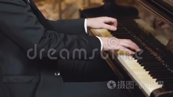弹钢琴。 专业音乐家钢琴家手中的钢琴钥匙。 手