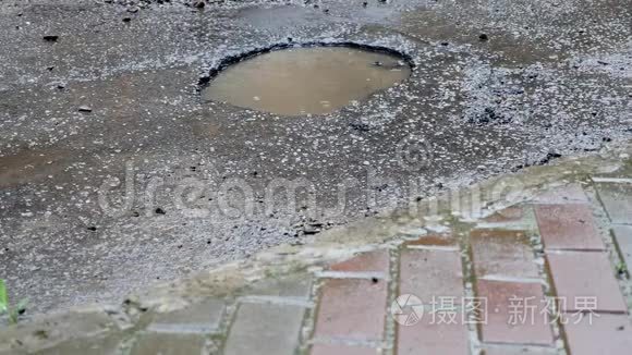 从车上喷出来的喷雾，在下雨的天气里，它骑着一个水坑