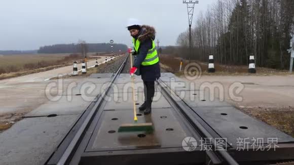 女铁路职工刷洗视频