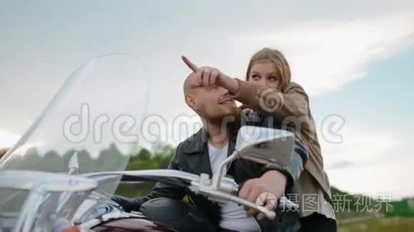 年轻的白人夫妇骑着摩托车视频