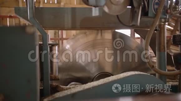 木工机械上的旋转工业大圆形锯视频