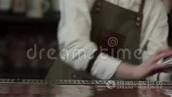 工作的酒吧服务员用餐巾擦木桌视频