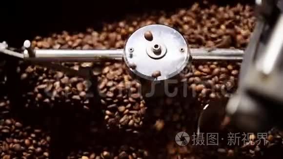 咖啡豆烘焙工艺咖啡炉。 烤炉里的咖啡豆。