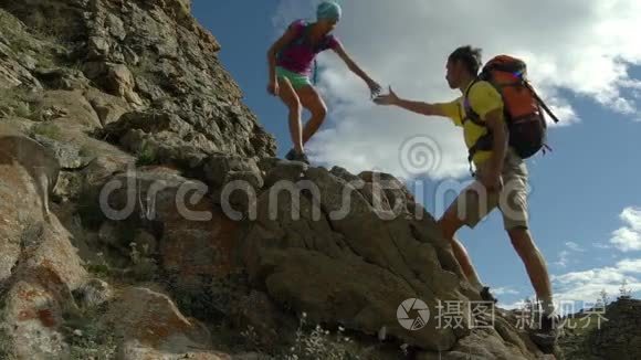 一对登山队员视频