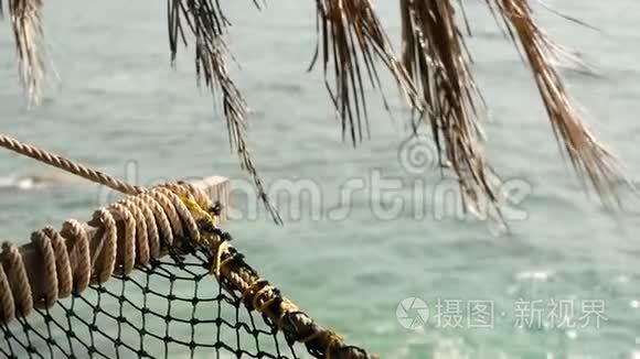 靠近浪漫舒适的空吊床，背景是热带海洋。 去天堂度假，去海边旅行