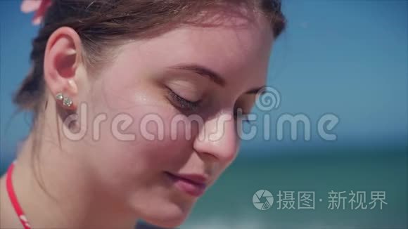 在热带海滩上，一幅欧洲美丽的Cute Brunette与太阳镜年轻女性或快乐女孩的特写肖像